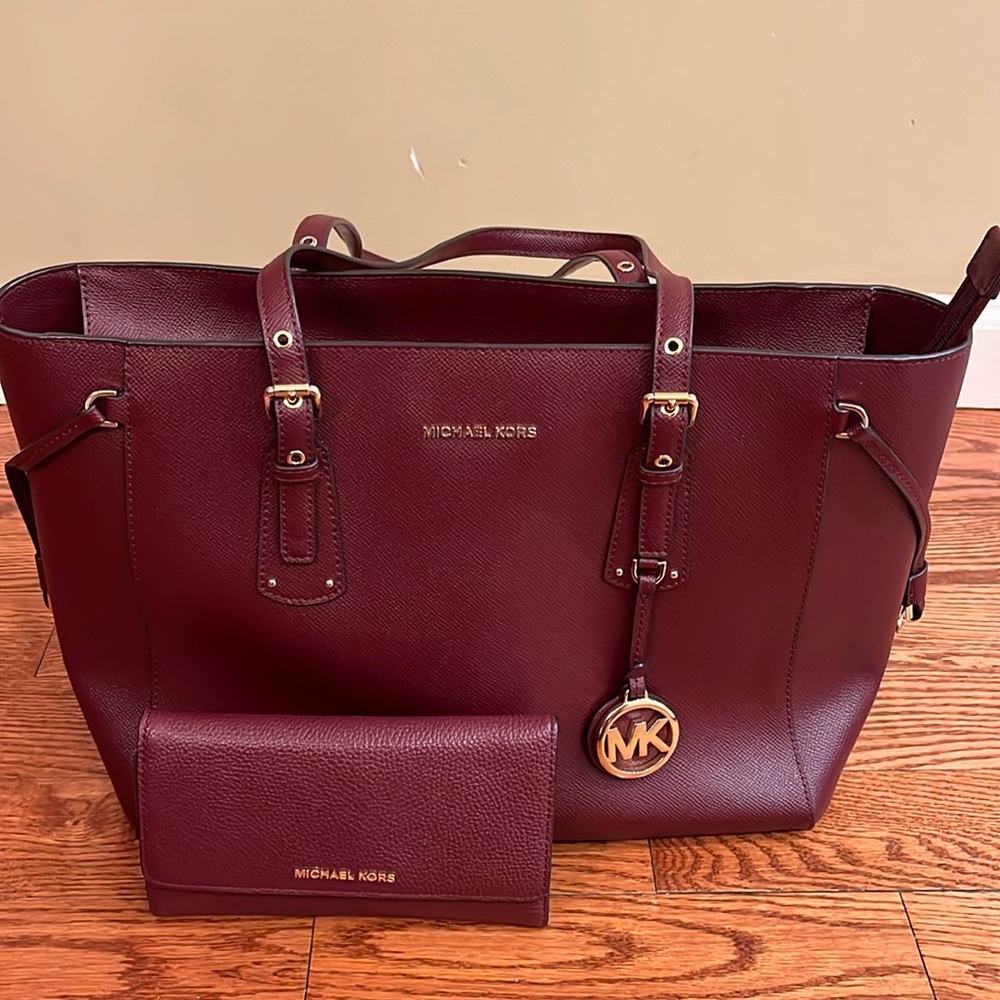 Michael Kors Leather Tote and Wallet. Beautiful condition!! ⭐️⭐️⭐️